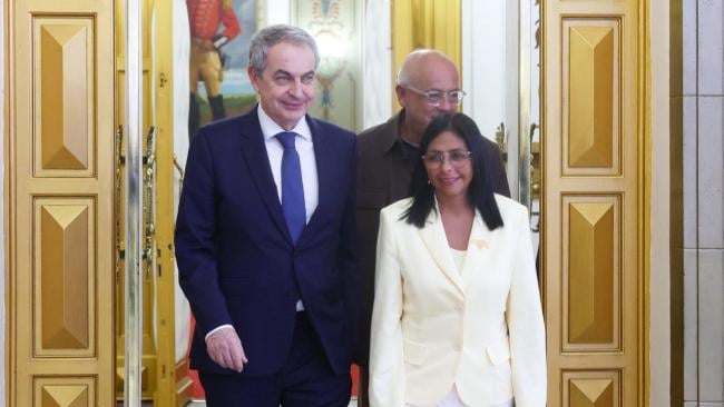 Delcy Rodríguez junto al expresidente español José Luis Rodríguez Zapatero en Caracas.