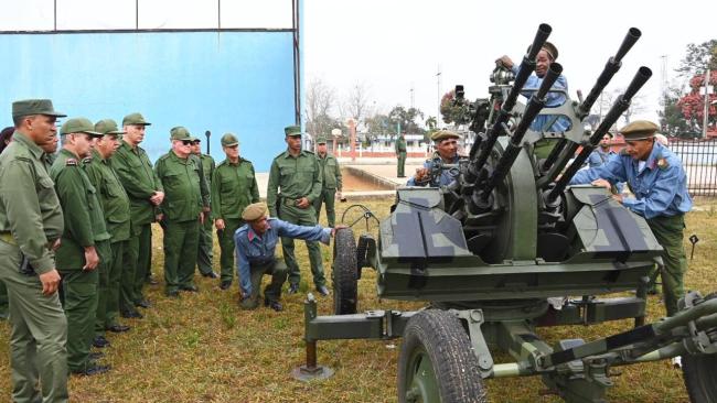 Díaz-Canel rodeado de militares y armamento obsoleto.