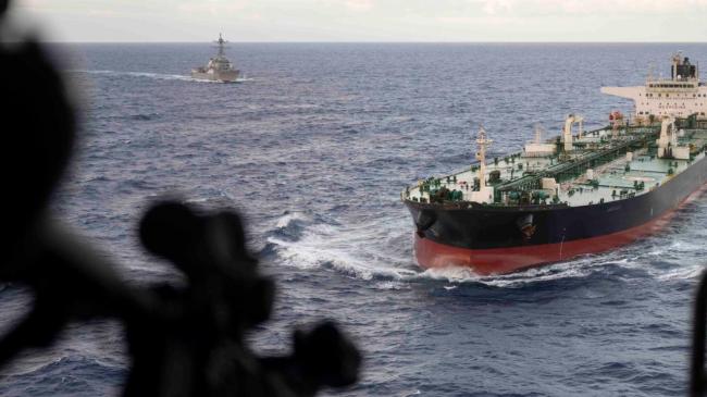 Operativo de intercepción de un buque petrolero.