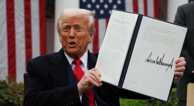 Donald Trump tras la firma de una orden ejecutiva.
