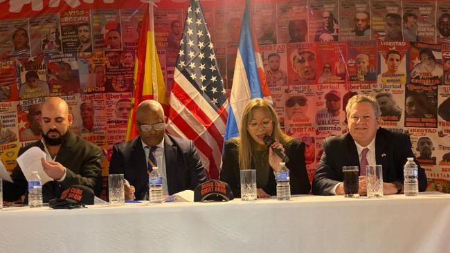 Mike Hammer (der.) junto a los activistas cubanos Lázaro Mireles, Guillermo Ponce e Iliana Hernández, durante el encuentro en Madrid.