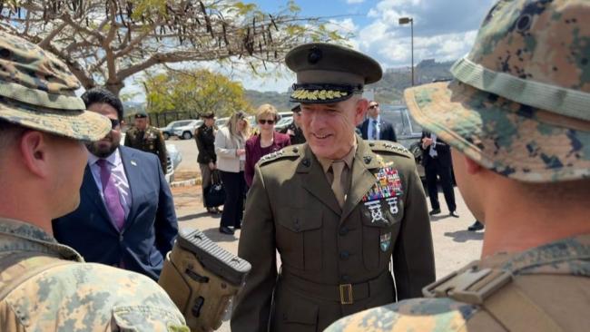 Jefe del Comando Sur, Francis Donovan, saludando a soldados, en Caracas.