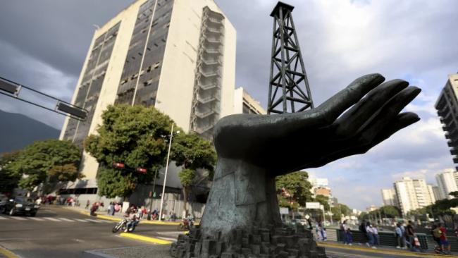 Monumento frente a la sede de PDVSA en Caracas.