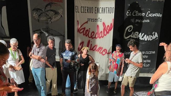 Público en la sala de El Ciervo Encantado en La Habana.