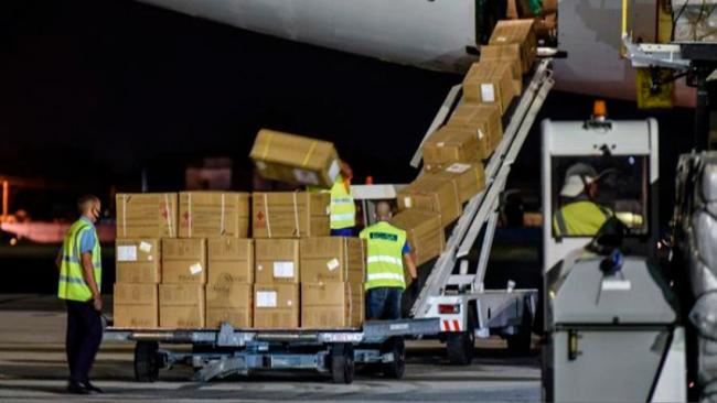 Descarga de mercancías en un aeropuerto cubano.