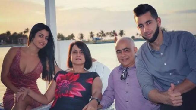 Perla Rosa Rosales junto a su esposo e hijos en Cuba.