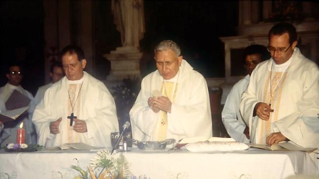 Misa oficiada durante el ENEC, 1986.
