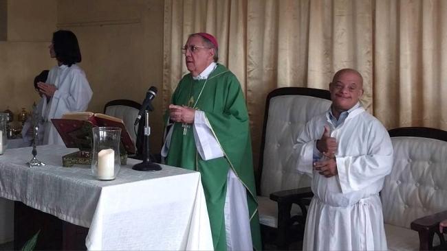 Al centro, monseñor Arturo González Amador.