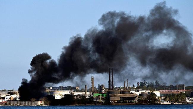 Columna de humo provocada por el incendio en la bahía de La Habana.