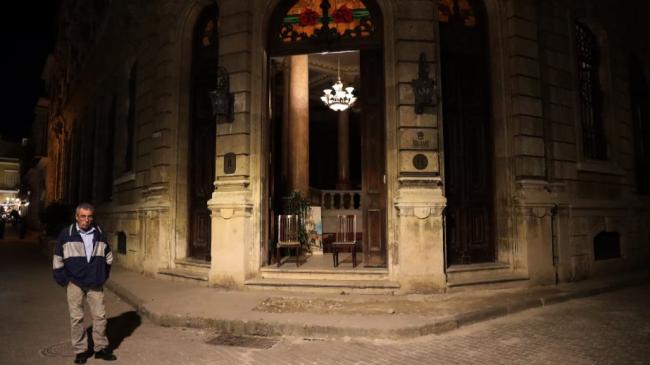 Un guardia que vigila el Hotel Raquel, en La Habana Vieja.