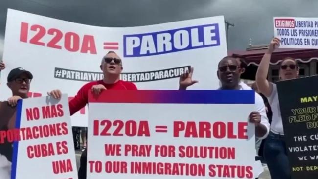 Manifestación de cubanos con I-220A en EEUU.