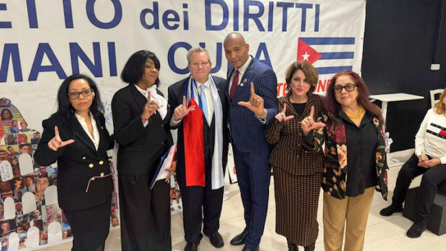 Encuentro de Mike Hammer con cubanos en Roma. 