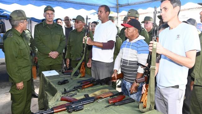 Díaz-Canel en el ejercicio militar.