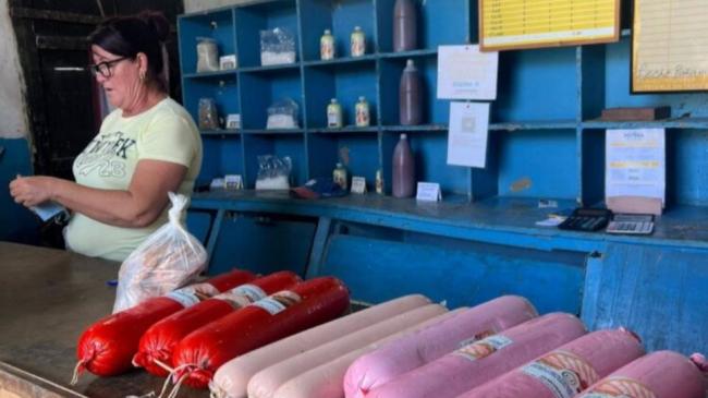 Productos de la MIPYME REMpeZ en una bodega en Caibarién.