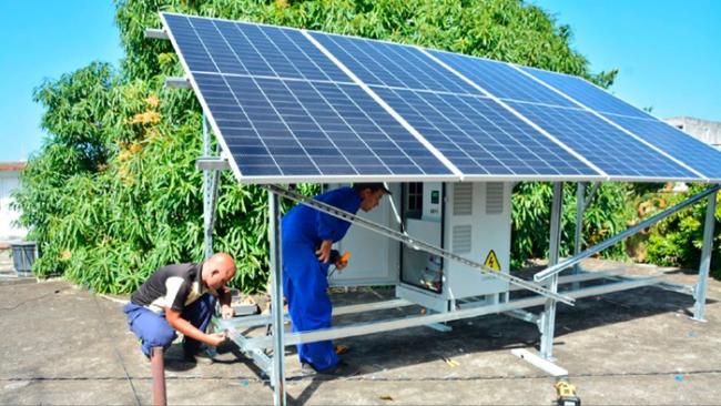 Instalación de un panel solar en Isla de la Juventud.
