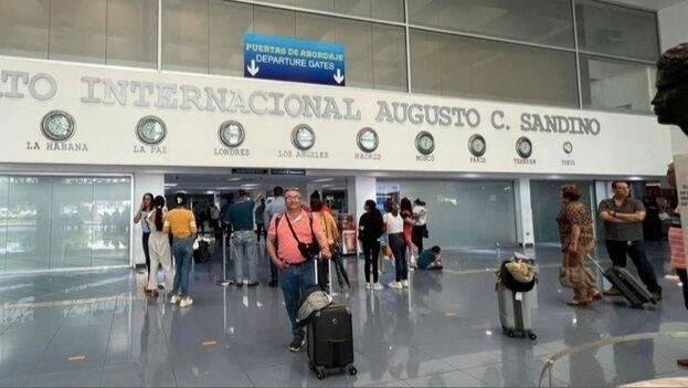 Viajeros en el Aeropuerto Augusto César Sandino, en Nicaragua.
