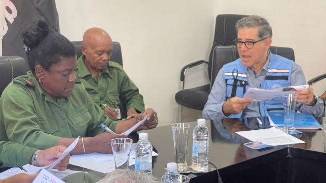 Francisco Pichón (d) con autoridades de Cuba.