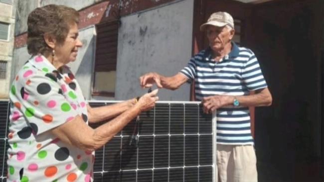 Entrega de un panel solar a una Heroína del Trabajo en Artemisa.