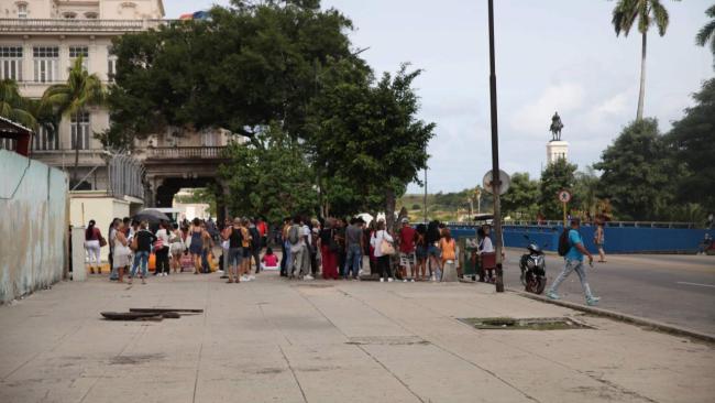 Cubanos haciendo cola en el Consulado de España.
