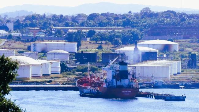 Un buque petrolero frente a la refinería Ñico López en La Habana.