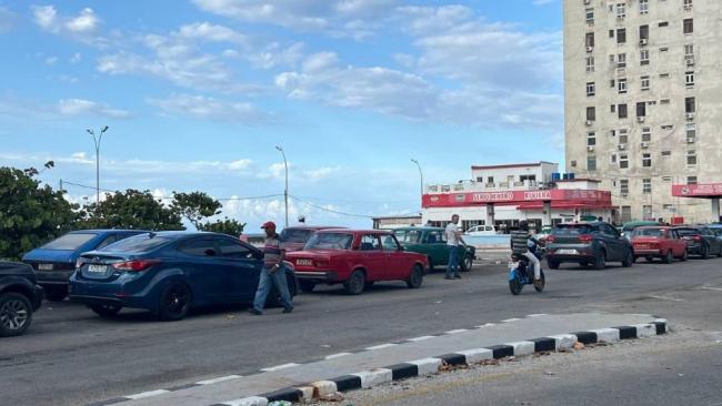 Cola de carros para comprar combustible en El Vedado, La Habana.