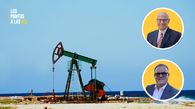 El experto en Energía Jorge Piñón y el economista Mauricio de Miranda. De fondo, un pozo petrolero en Cuba.