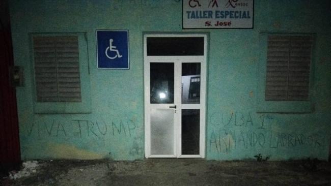 Un cartel en un taller estatal en San José de las Lajas, Mayabeque.