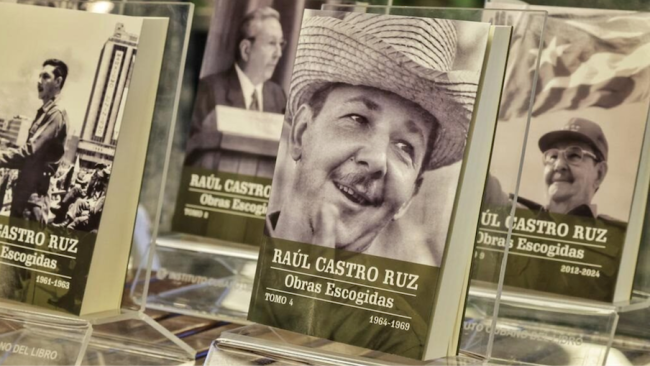 Diversos volúmenes de las 'Obras escogidas' de Raúl Castro.