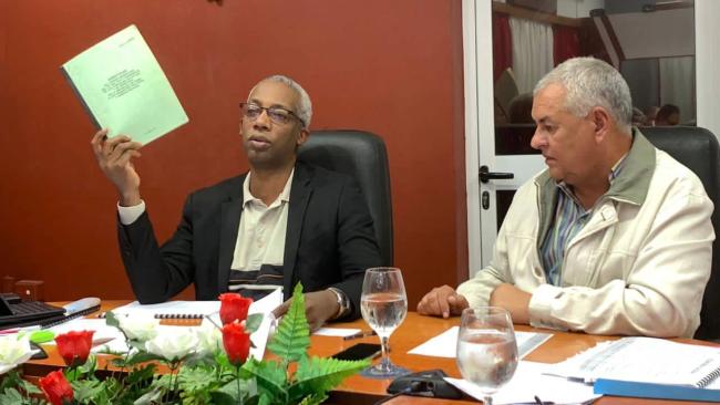 El primer secretario del PCC en Holguín, Joel Queipo Ruiz (izq).