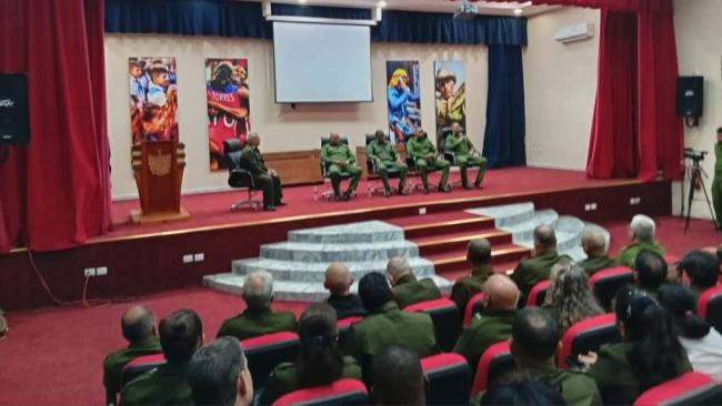 Los cuatro sobrevivientes en el intercambio con miembros del MININT.