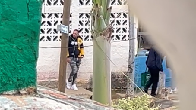 Un agente de la Seguridad del Estado frente a la vivienda de la periodista Camila Acosta.