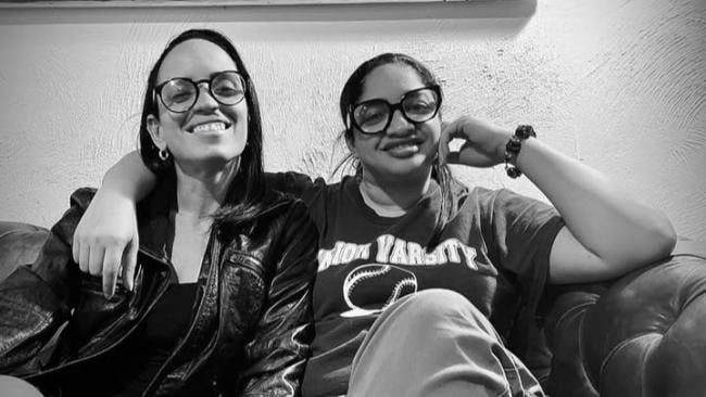 La activista cubana Yamilka Lafita (d) junto a su pareja, Daniela Peral.