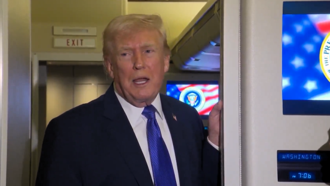 Donald Trump a bordo del avión presidencial este lunes 16 de febrero.