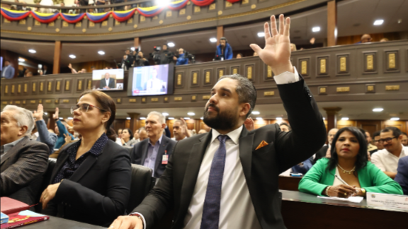 Nicolás Maduro Guerra vota en la Asamblea Nacional para aprobar el proyecto de ley de amnistía.