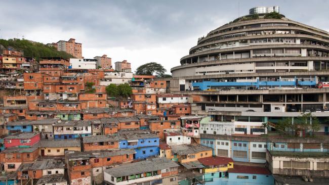 El Helicoide, a la derecha.