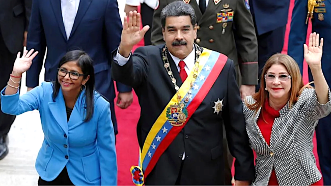 Delcy Rodríguez, actual presidente interina, junto a los capturados Nicolás Maduro y Cilia Flores.