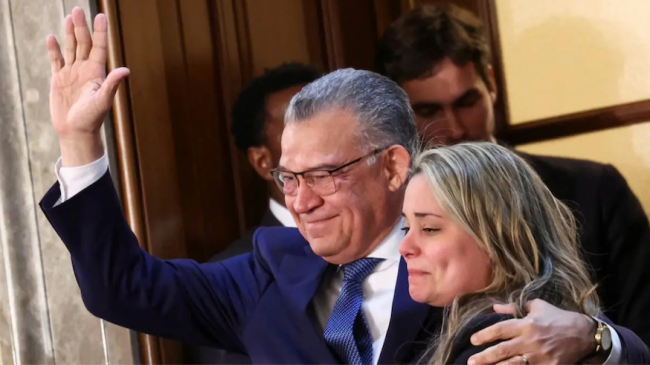 Enrique Márquez y Alejandra González en el Capitolio de Washington.