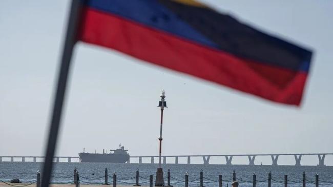 Fotografía de un barco que transporta petróleo, en Maracaibo (Venezuela). 