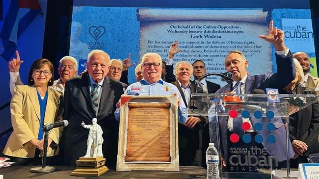 Lech Walesa en Miami junto a exiliados cubanos.