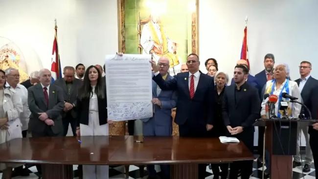 Firma del acuerdo en Miami.