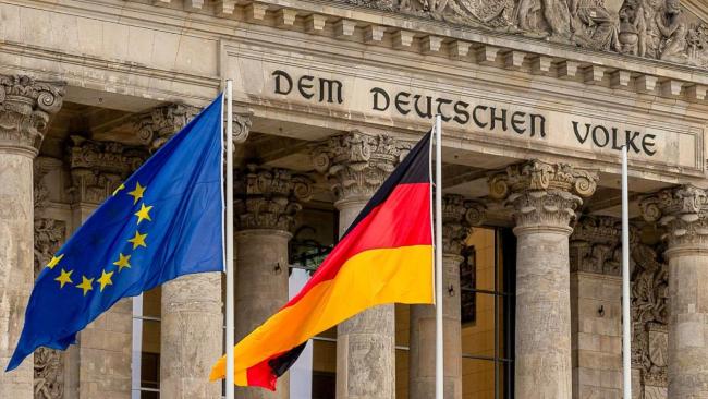 Banderas de Alemania y la Unión Europea en el Reichstag, en Berlín.