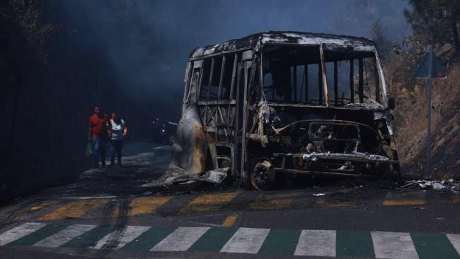 Un autobús incendiado en el estado de Michoacán, México, tras la eliminación de El Mencho.