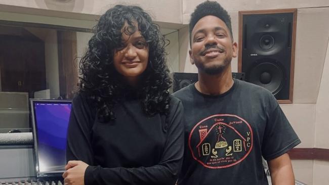 La influencer Anna Bensi y el artista Dairon Gavilán.