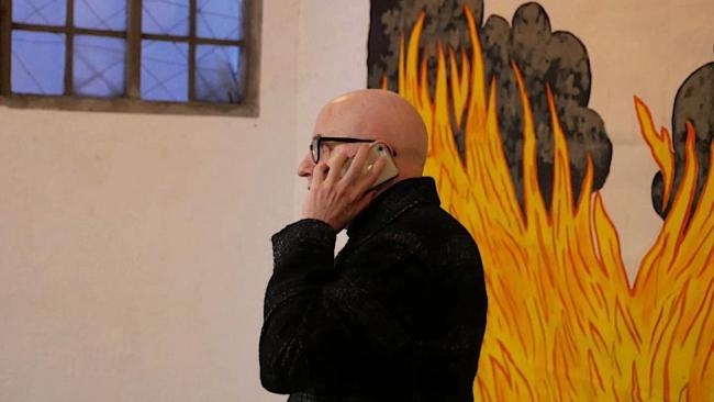 Antonio José Ponte y, en la pared, 'Nunca sabrás si es amor' de Mujercitos.