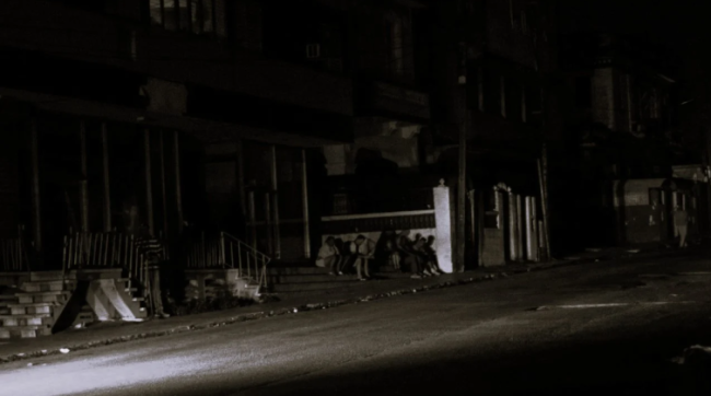 Jóvenes cubanos en una calle a oscuras en La Habana.