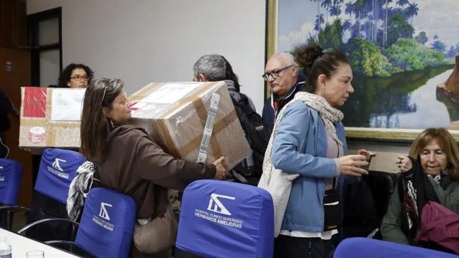 Voluntarios europeos del Convoy Nuestra América entregan insumos al Hospital Hermanos Ameijeiras. EFE