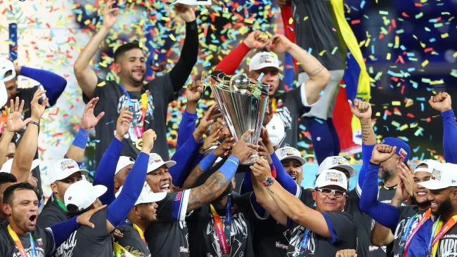 El equipo de Venezuela celebra su victoria en el Clásico Mundial de Béisbol.