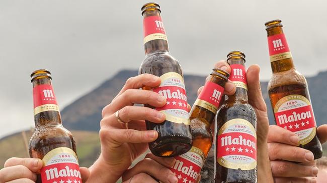 Cerveza española Mahou, muy consumida en Cuba.
