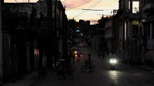Una calle de Cuba en apagón.