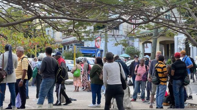 Un grupo de cubanos espera transporte en La Habana.